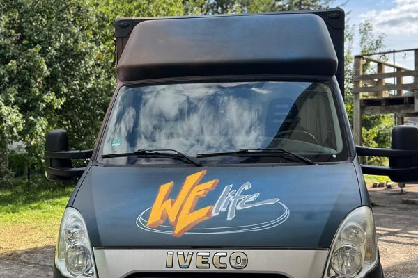 graffiti auf dhl autos