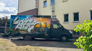 graffiti auf dhl autos