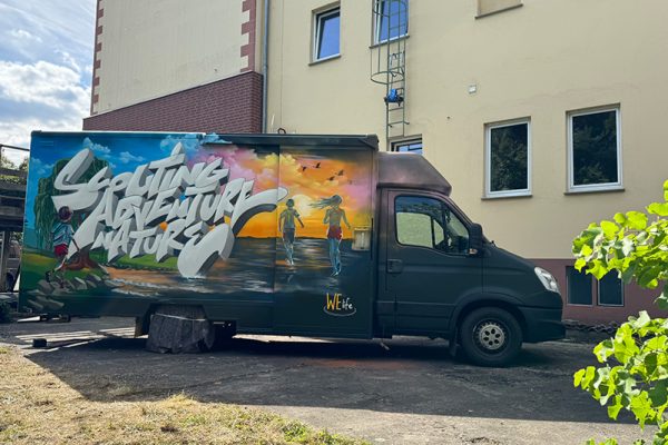 graffiti auf dhl autos