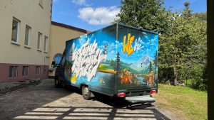 graffiti auf dhl autos