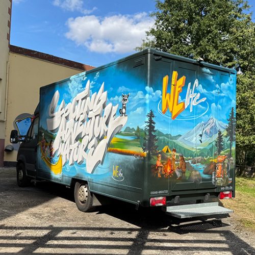 graffiti auf dhl autos