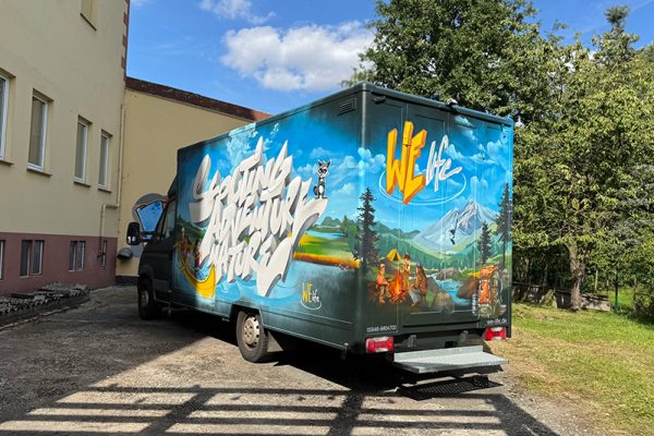 graffiti auf dhl autos