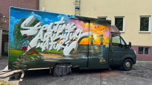 graffiti auf dhl autos