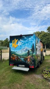 graffiti auf dhl autos