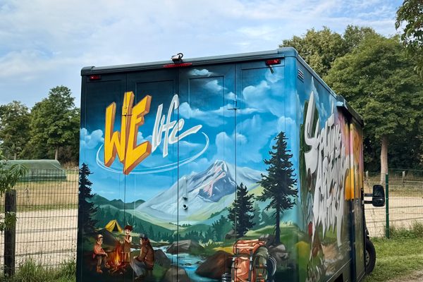 graffiti auf dhl autos