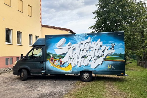 graffiti auf dhl autos