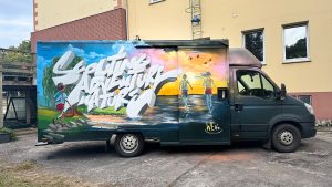 graffiti auf dhl autos