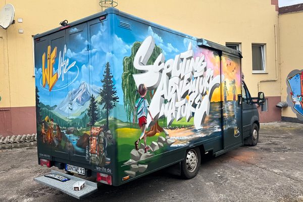 graffiti auf dhl autos