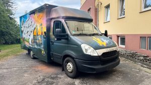 graffiti auf dhl autos