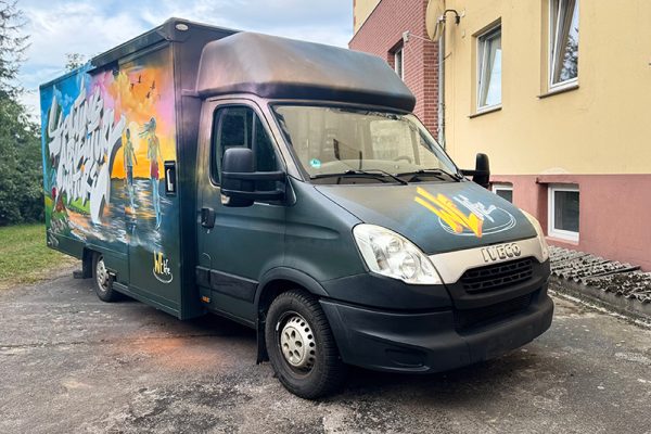 graffiti auf dhl autos